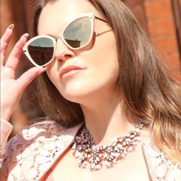 Flower necklace - Picture 2 of 3